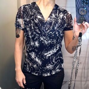 🔥2/$10 NWT($58) |•RAFAELLA•| Navy Blue & White Palm Tree Leaves Top Size Medium